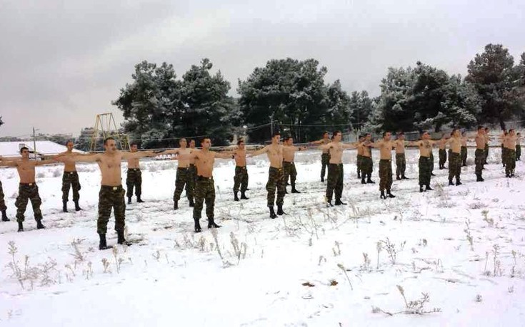Έλληνες καταδρομείς εκπαιδεύονται ημίγuμvοι στο χιόνι - Εικόνα 3
