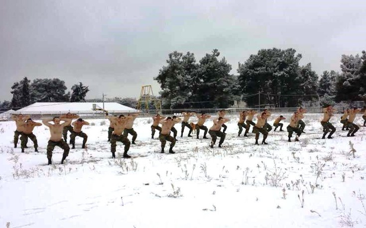 Έλληνες καταδρομείς εκπαιδεύονται ημίγuμvοι στο χιόνι - Εικόνα 4