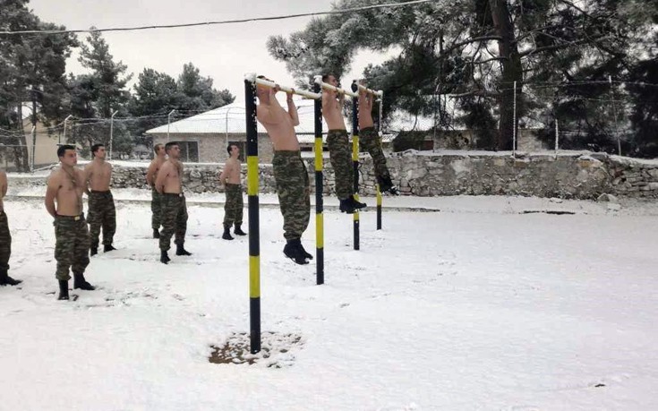 Έλληνες καταδρομείς εκπαιδεύονται ημίγuμvοι στο χιόνι - Εικόνα 7