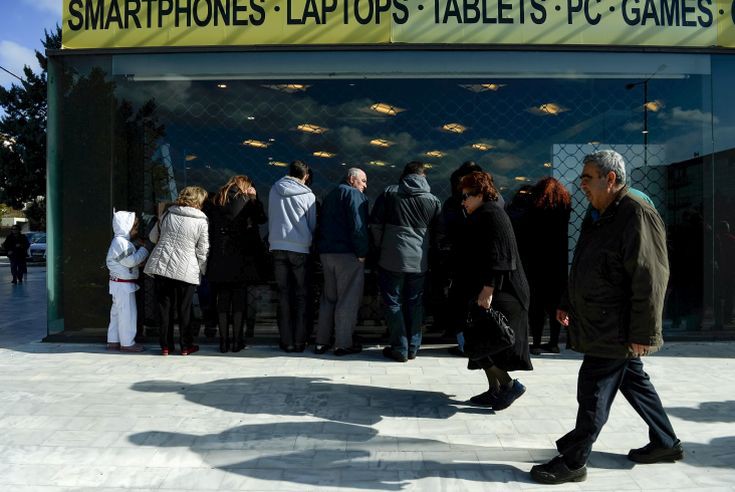 Η πρώτη μέρα εκποίησης στην Ηλεκτρονική Αθηνών: Ουρές και κατεβασμένα ρολά - Εικόνα 2