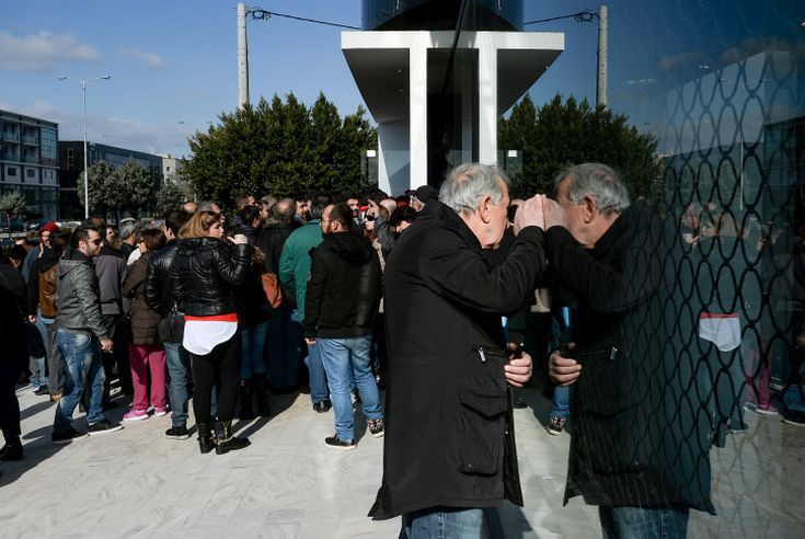 Η πρώτη μέρα εκποίησης στην Ηλεκτρονική Αθηνών: Ουρές και κατεβασμένα ρολά - Εικόνα 3