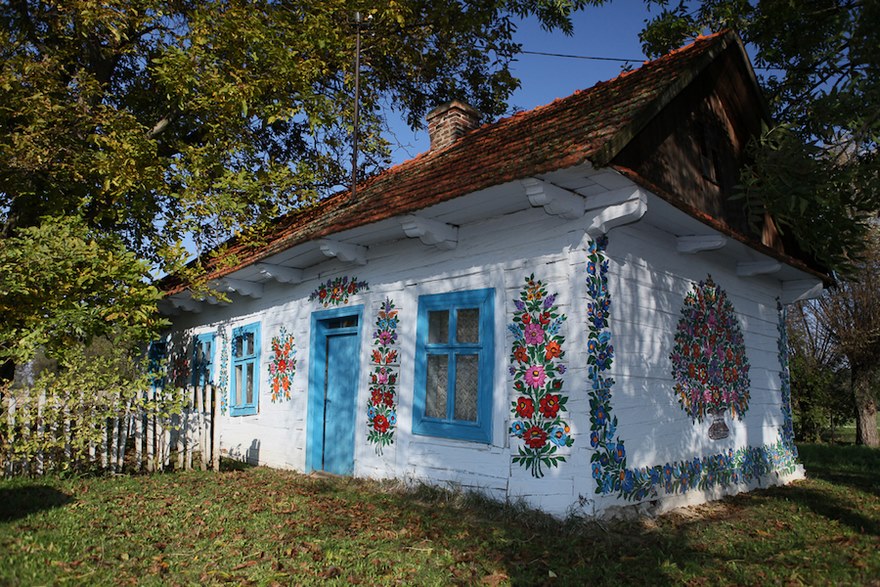 Στην Πολωνία υπάρχει ένα χωριουδάκι που ΤΑ ΠΑΝΤΑ καλύπτονται με ζωγραφιές! - Εικόνα 1