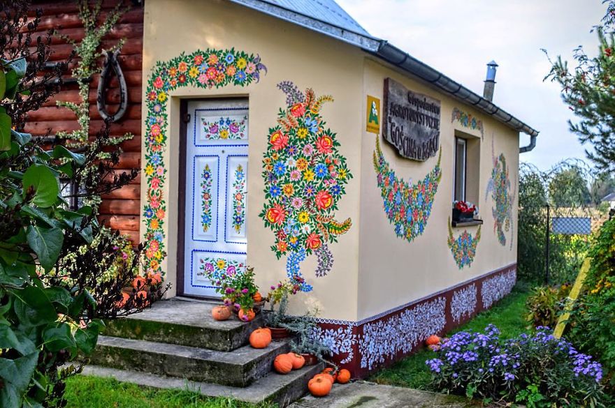 Στην Πολωνία υπάρχει ένα χωριουδάκι που ΤΑ ΠΑΝΤΑ καλύπτονται με ζωγραφιές! - Εικόνα 3