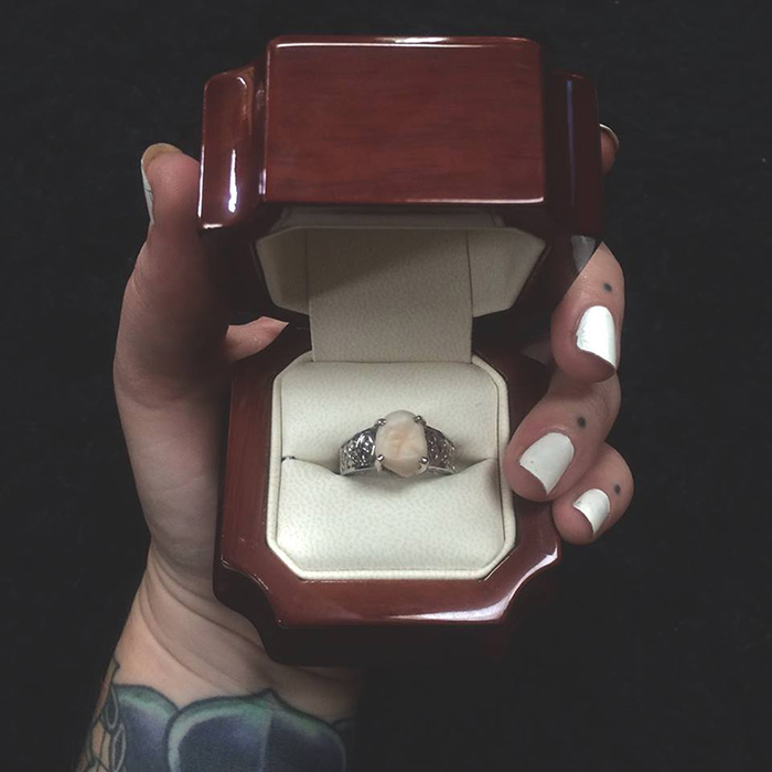 Απίστευτο με τι δαχτυλίδι της έκανε πρόταση γάμου! - Εικόνα 1