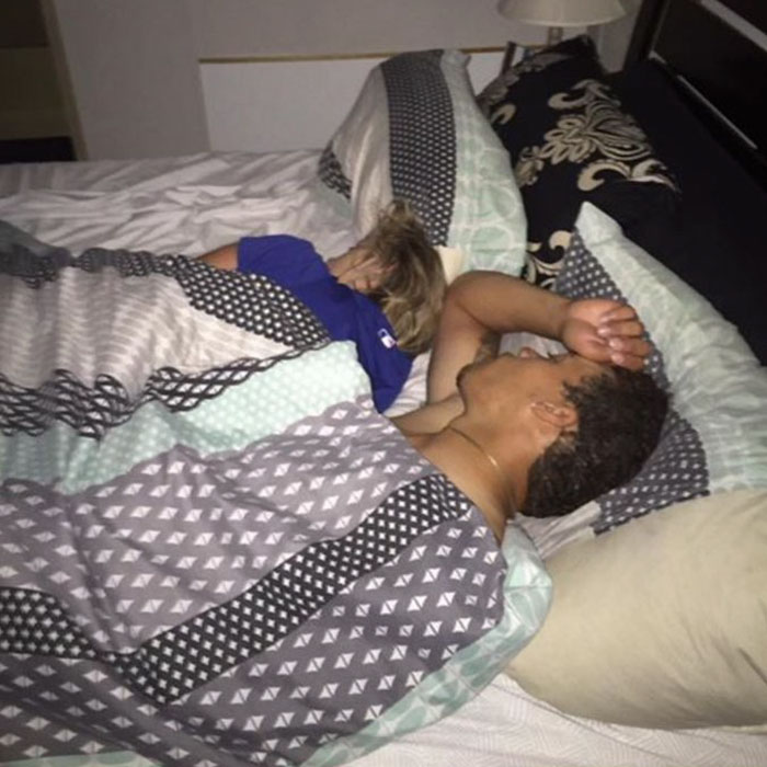 Άντρας έπιασε την κοπέλα του με άλλον στο κρεβάτι του και ανέβασε τις φωτογραφίες στο διαδίκτυο - Εικόνα 2