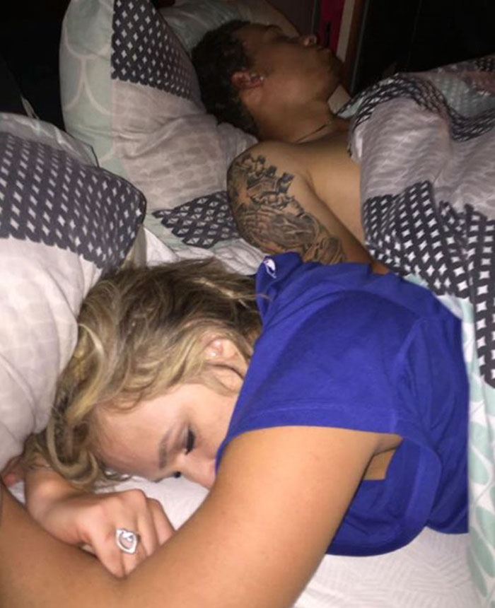 Άντρας έπιασε την κοπέλα του με άλλον στο κρεβάτι του και ανέβασε τις φωτογραφίες στο διαδίκτυο - Εικόνα 4