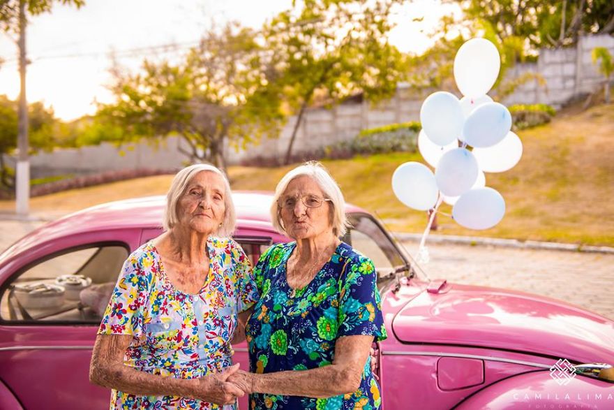 Δίδυμες γυναίκες έφτασαν τα 100 και το γιορτάζουν με μια πολύ γλυκιά φωτογράφιση - Εικόνα 10