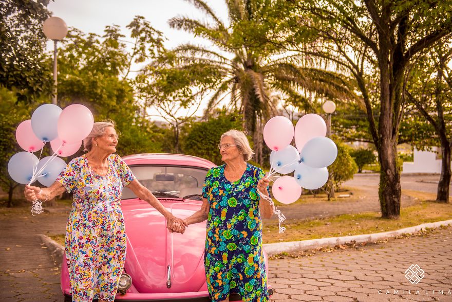 Δίδυμες γυναίκες έφτασαν τα 100 και το γιορτάζουν με μια πολύ γλυκιά φωτογράφιση - Εικόνα 11