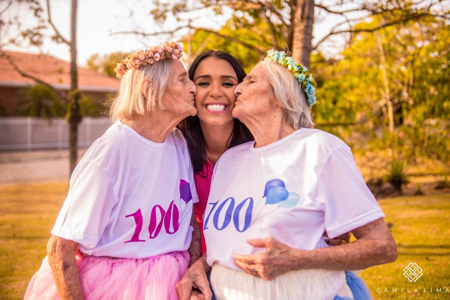 Δίδυμες γυναίκες έφτασαν τα 100 και το γιορτάζουν με μια πολύ γλυκιά φωτογράφιση - Εικόνα 12