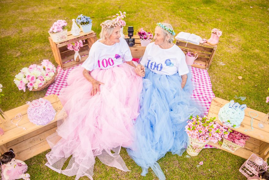 Δίδυμες γυναίκες έφτασαν τα 100 και το γιορτάζουν με μια πολύ γλυκιά φωτογράφιση - Εικόνα 3