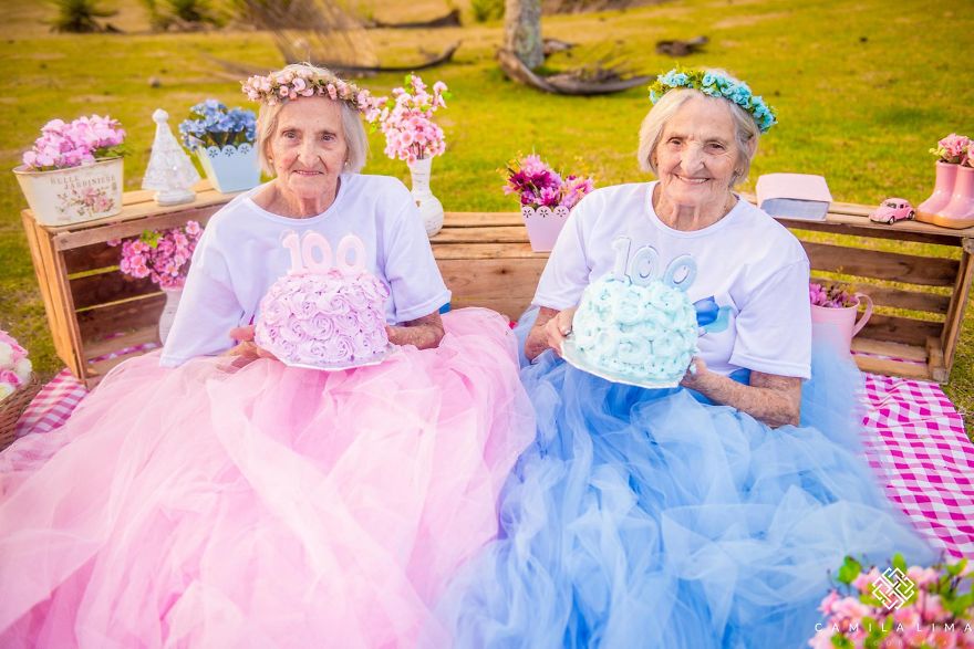 Δίδυμες γυναίκες έφτασαν τα 100 και το γιορτάζουν με μια πολύ γλυκιά φωτογράφιση - Εικόνα 4
