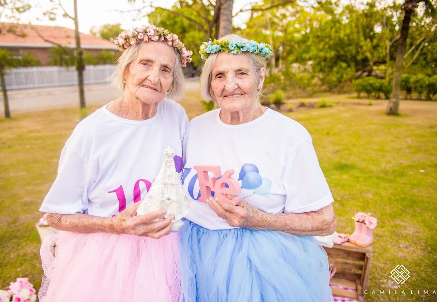 Δίδυμες γυναίκες έφτασαν τα 100 και το γιορτάζουν με μια πολύ γλυκιά φωτογράφιση - Εικόνα 5