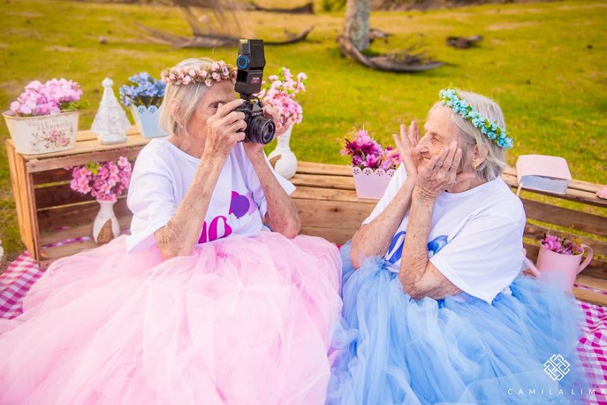 Δίδυμες γυναίκες έφτασαν τα 100 και το γιορτάζουν με μια πολύ γλυκιά φωτογράφιση - Εικόνα 6