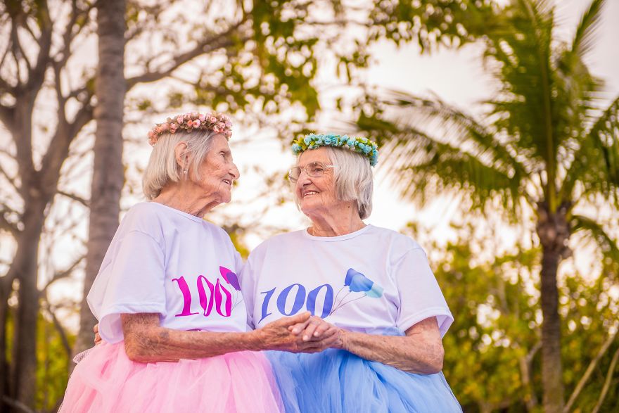 Δίδυμες γυναίκες έφτασαν τα 100 και το γιορτάζουν με μια πολύ γλυκιά φωτογράφιση - Εικόνα 7