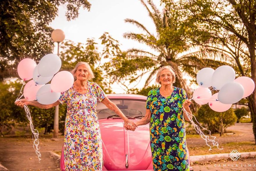 Δίδυμες γυναίκες έφτασαν τα 100 και το γιορτάζουν με μια πολύ γλυκιά φωτογράφιση - Εικόνα 8