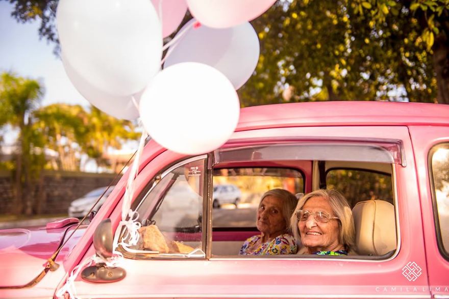 Δίδυμες γυναίκες έφτασαν τα 100 και το γιορτάζουν με μια πολύ γλυκιά φωτογράφιση - Εικόνα 9