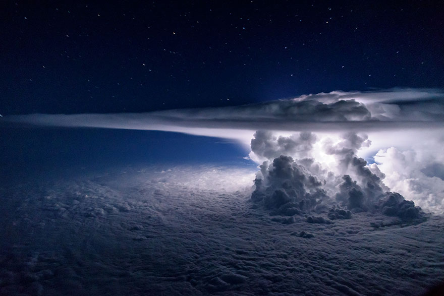 Πιλότος τραβάει τις πιο ατμοσφαιρικές εικόνες πάνω από τα σύννεφα - Εικόνα 1
