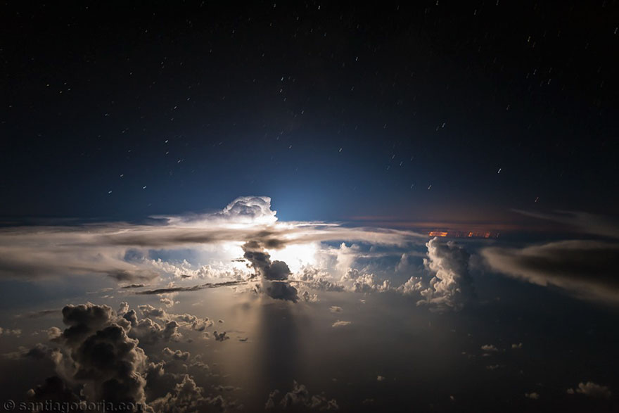 Πιλότος τραβάει τις πιο ατμοσφαιρικές εικόνες πάνω από τα σύννεφα - Εικόνα 10