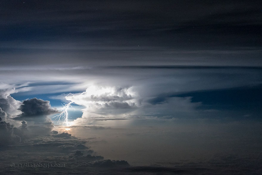 Πιλότος τραβάει τις πιο ατμοσφαιρικές εικόνες πάνω από τα σύννεφα - Εικόνα 16