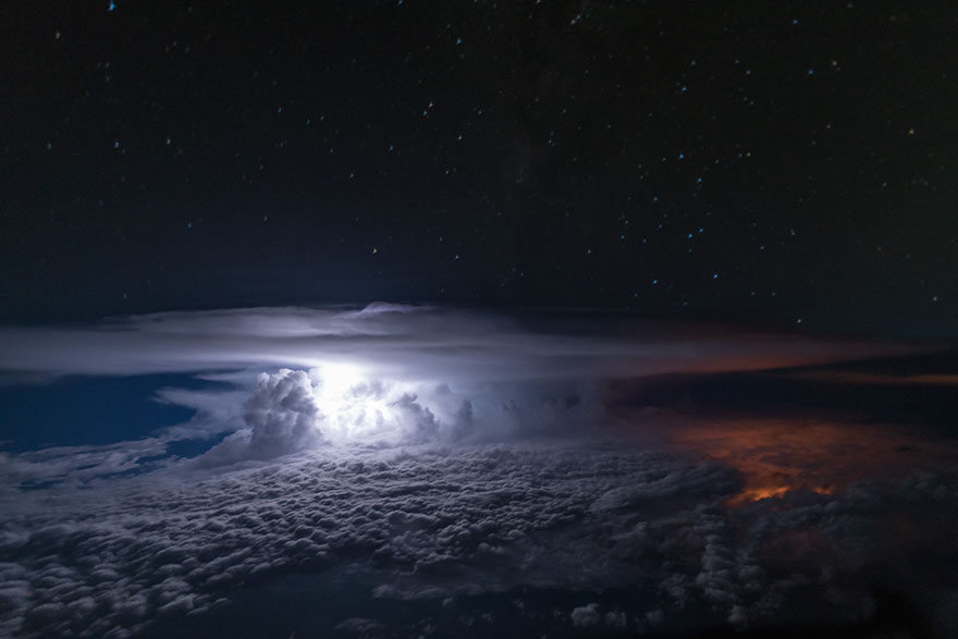 Πιλότος τραβάει τις πιο ατμοσφαιρικές εικόνες πάνω από τα σύννεφα - Εικόνα 19
