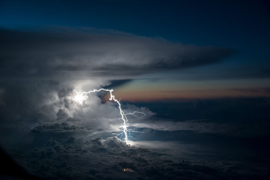 Πιλότος τραβάει τις πιο ατμοσφαιρικές εικόνες πάνω από τα σύννεφα - Εικόνα 4