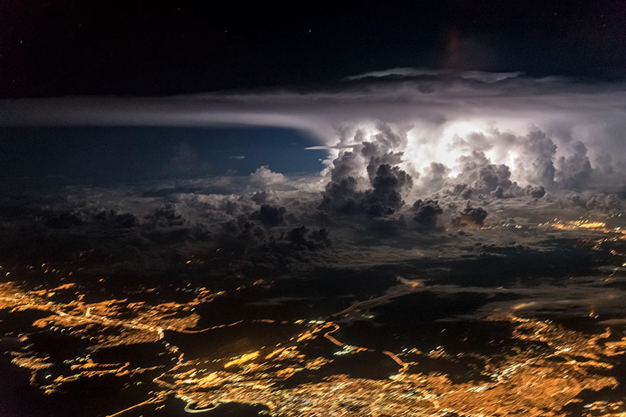 Πιλότος τραβάει τις πιο ατμοσφαιρικές εικόνες πάνω από τα σύννεφα - Εικόνα 7