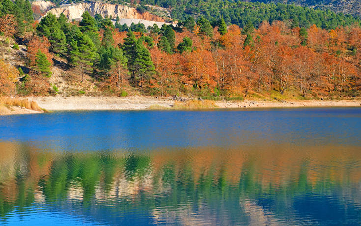 Εκπληκτικό φθινοπωρινό σκηνικό στη λίμνη Τσιβλού - Εικόνα 1