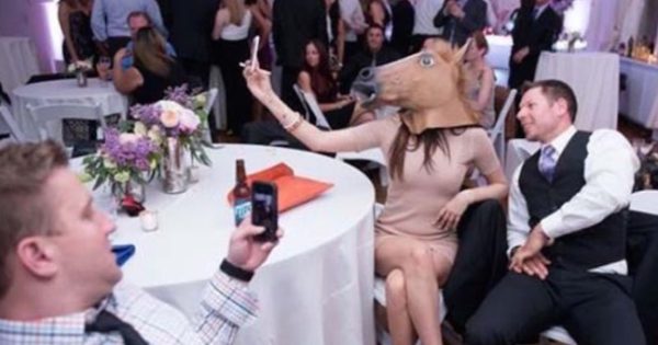 15 εικόνες που δείχνουν ότι στους γάμους γίνονται τα πιο τρελά πράγματα