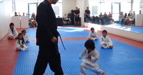 Μικρός μαθητής Taekwondo μας διδάσκει ότι η επιμονή είναι ο δρόμος για την επιτυχία