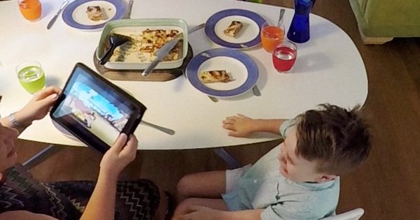 Κάθονται για φαγητό αλλά τα παιδιά ασχολούνται συνέχεια με τα κινητά. Προσέξτε την τιμωρία τους..