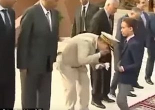 Ο 12χρονος πρίγκιπας που απεχθάνεται να του φιλούν το χέρι