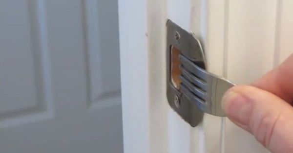 Δείτε πως μπορείτε να κλειδώσετε οποιαδήποτε πόρτα μ’ ένα πιρούνι