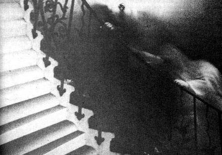 Το φάντασμα της σκάλας που φωτογραφήθηκε κατά λάθος στο Ναυτικό Μουσείο του Γκρίνουιτς.