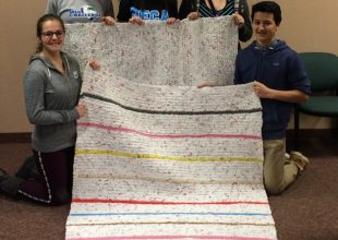 Μαθητές χρησιμοποιούν πλαστικές σακούλες και φτιάχνουν στρώματα ύπνου για τους άστεγους