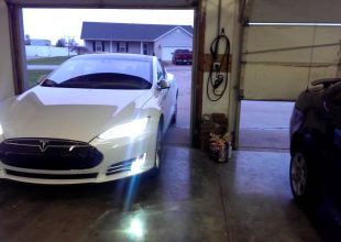 Τα αυτοκίνητα της Tesla που μπορούν να παρκάρουν... μόνα τους (βίντεο)