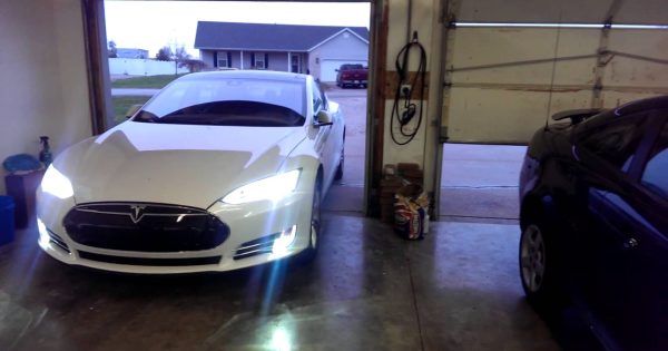 Τα αυτοκίνητα της Tesla που μπορούν να παρκάρουν... μόνα τους (βίντεο)