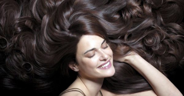 Φτιάξτε Φυσικό Σπρέι για Όγκο στα Μαλλιά