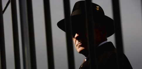 Γρίφος για δυνατά μυαλά: Ο Αµερικάνος κατάσκοπος, κρυμμένος έξω από ένα ρωσικό στρατόπεδο