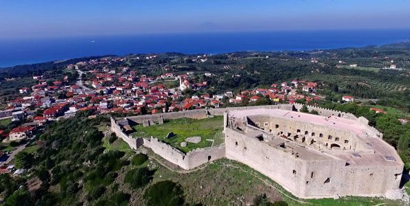 Καστέλ Τορνέζε ή Χλεμούτσι: Μοναδικές εικόνες από ένα από τα σημαντικότερα μεσαιωνικά κάστρα της Ελλάδας (βίντεο)