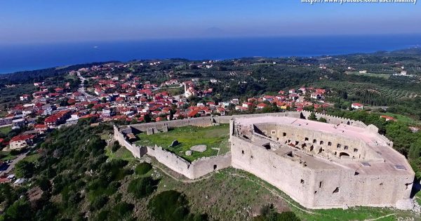 Καστέλ Τορνέζε ή Χλεμούτσι: Μοναδικές εικόνες από ένα από τα σημαντικότερα μεσαιωνικά κάστρα της Ελλάδας (βίντεο)