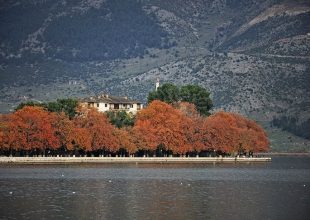 Το μοναδικό κατοικημένο νησί λίμνης στον κόσμο χωρίς όνομα βρίσκεται στην Ελλάδα!