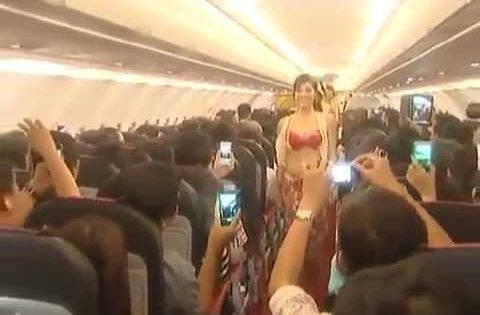 Αεροπορική εταιρεία προσέλαβε χορεύτριες με μαγιώ για να διασκεδάσουν τους επιβάτες τους!