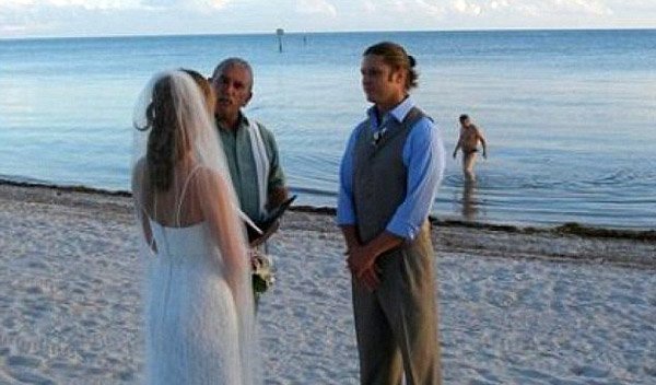 Γαμήλιο Photobombing: 14 τύποι που θέλησαν να δείξουν τα κάλλη τους σε γαμήλιες φωτογραφίες...