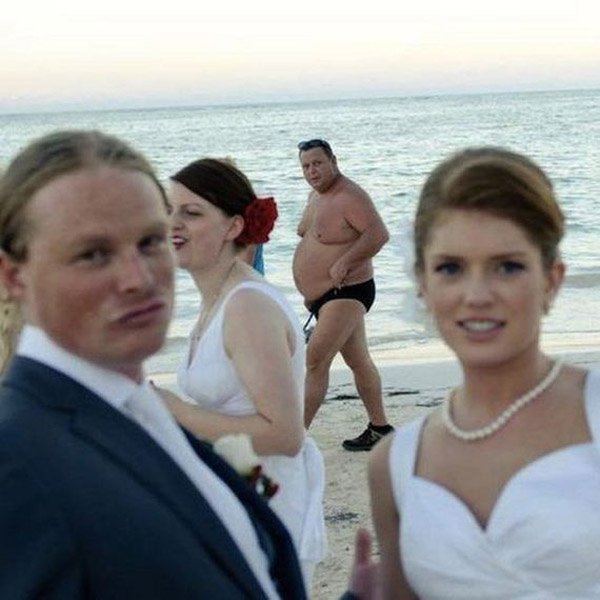 Γαμήλιο Photobombing: 14 τύποι που θέλησαν να δείξουν τα κάλλη τους σε γαμήλιες φωτογραφίες...