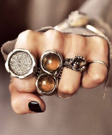 Αν έχετε πολλά δαχτυλίδια ήρθε η ώρα να τα φορέσετε όλα μαζί!