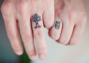 Γενναία ζευγάρια που διάλεξαν ταιριαστά γαμήλια τατουάζ αντί για δαχτυλίδια