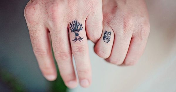 Γενναία ζευγάρια που διάλεξαν ταιριαστά γαμήλια τατουάζ αντί για δαχτυλίδια