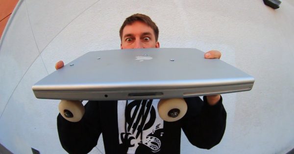 Κάνοντας Skate πάνω σε Macbook...!