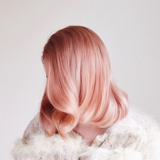 Λαμπερά μαλλιά σε τόνους του ροζ χρυσού..