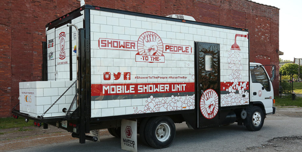 Τύπος μετατρέπει παλιό φορτηγό σε φορητή ντουζιέρα για άστεγους